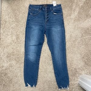 A&F Simone high rise ankle jean SHORT